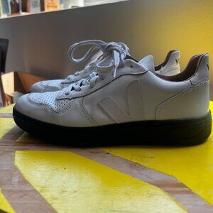 Veja V-10 Sneaker [Barney's] W9 [Used]